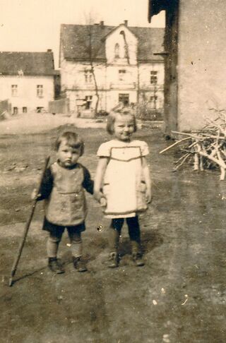 Se starší sestrou Hildegardou ve Slaném, 1941, zdroj: Manfred Hacker